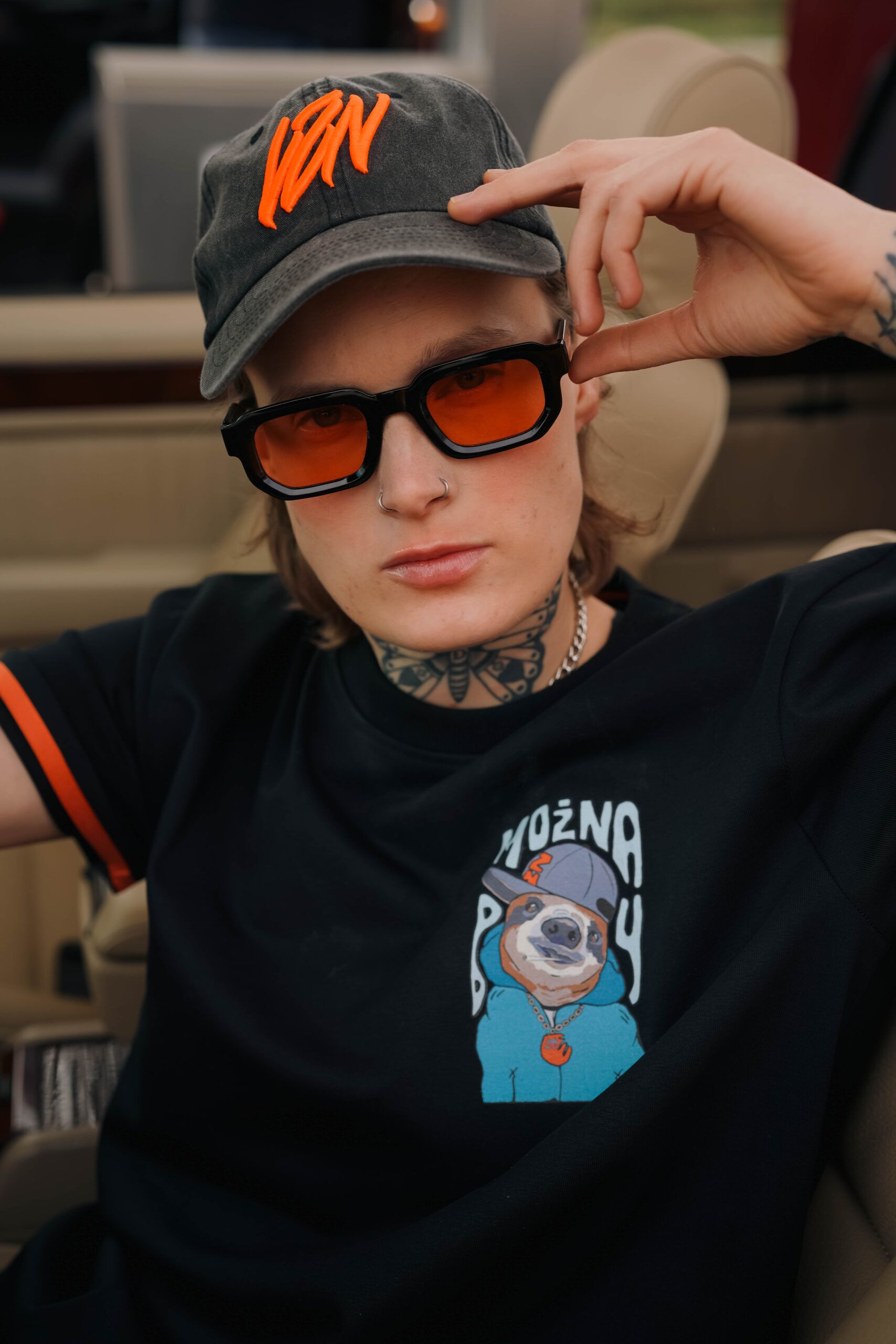 koszulka MOŻNA BY z ironicznym napisem, widok z przodu